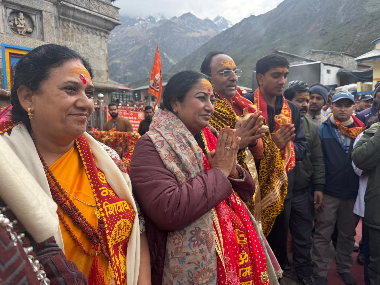 दिल्ली की मुख्यमंत्री रेखा गुप्ता परिवार के साथ पहुंचीं केदारनाथ धाम, पूजा-अर्चना कर की खुशहाली की कामना